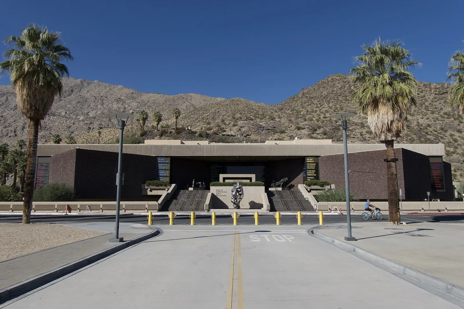 Palm Springs Art Museum with the mountains behind